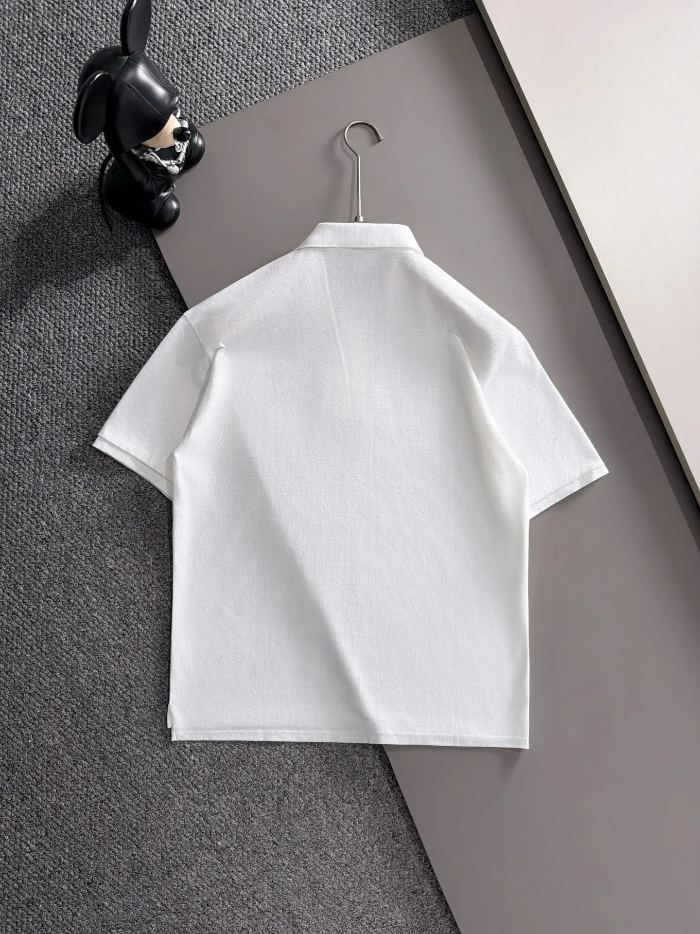 French Crocodile 2026 Spring and Summer Official Website Synchronization The Newest Arrival Style Classic Versatile Business Casual Polo Neck T-shirt Made of imported beaded cotton fabric, comfortable and breathable, with delicate texture and super soft skin-friendly touch! Lapel design, absolutely crisp and handsome fit! The sewing process with this density is absolutely meticulous in handling details! Skin-friendly and smooth to the touch, it is a perfect combination of comfort and breathability! The fabric properties are all excellent! Full of high-end feel! Simple and elegant design, Versatile is extremely wearable! All three standards! It is highly recommended to buy it, and you will never see a style like this outside! On sale on the official website! Size:M-2XL​